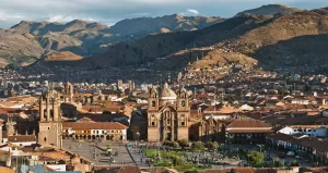 Vista panorámica de la Plaza de Armas de Cusco al amanecer, uno de los lugares que ver en Cusco 2025