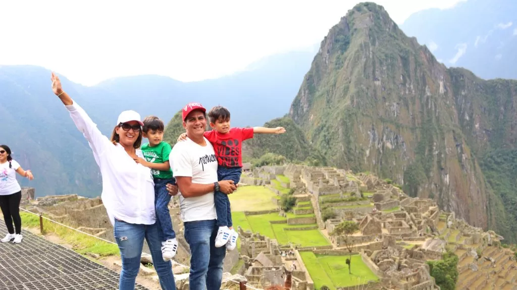 Familia con hijos pequeños frente a Machu Picchu, ideal para turismo familiar en Cusco 2025