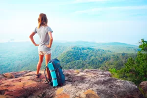 Viajera en la cima de una montaña en Cusco 2025, representando el logro tras una correcta aclimatación al mal de altura