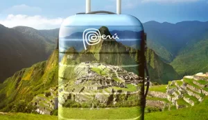 Viajero con mochila pequeña caminando hacia Machu Picchu en 2025, preparado para su aventura